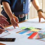 Professionnel construisant sa palette de couleurs pour l'identité visuelle de sa marque avec la psychologie des couleurs