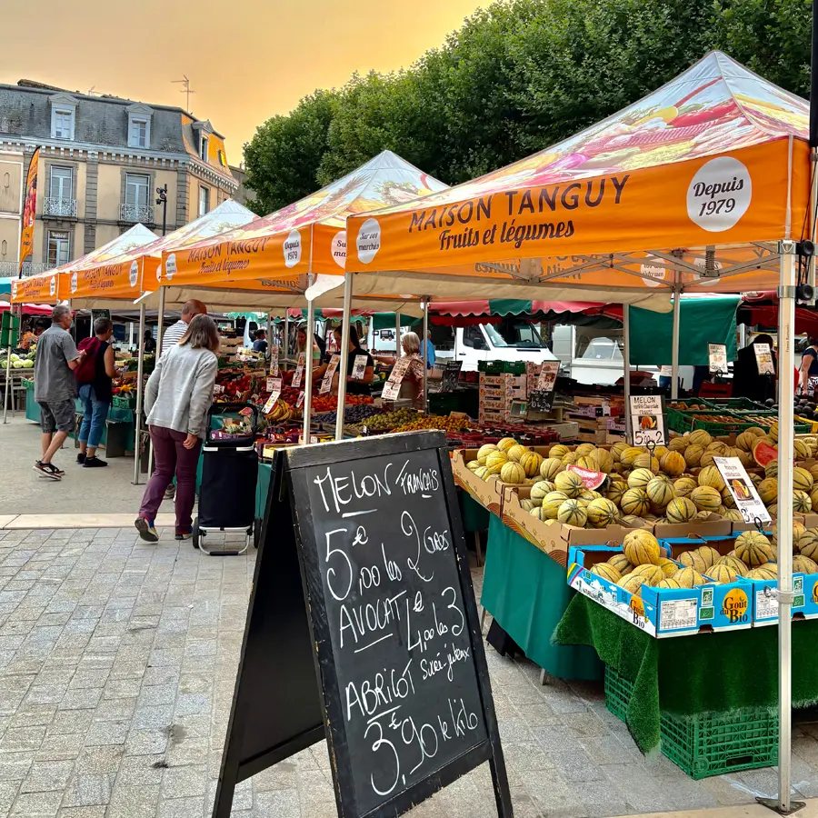 Stand Maison Tanguy équipé de 4 barnums personnalisés orange sur le marché de Saint-Brieuc