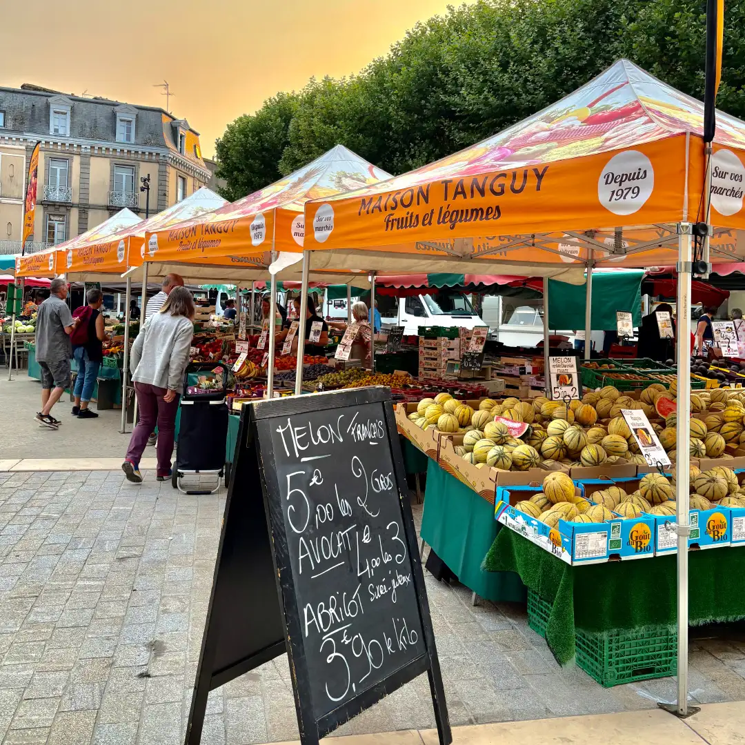 Comment Maison Tanguy est devenu plus visible sur les marchés avec ses barnums orange personnalisés