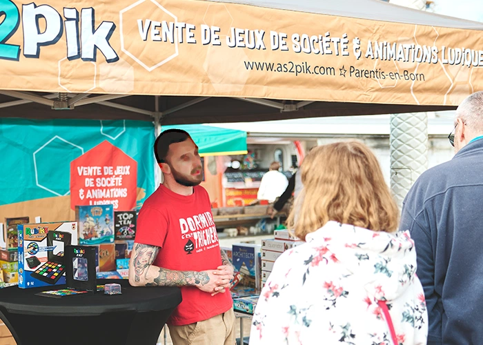 Stand visible depuis l'allée d'un salon avec une signalétique personnalisée et un aménagement optimisé